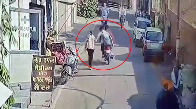 युवती से मोबाइल छीन फरार हुए मोटरसाइकिल सवार, CCTV में कैद हुई घटना