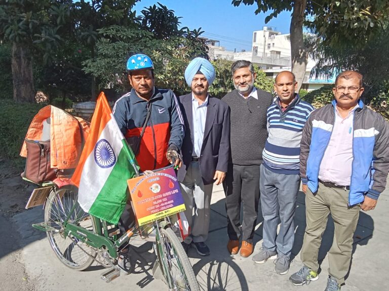 रक्तदान के प्रति संदेश देने के लिए निकले पश्चिम बंगाल के जयदेव का रैैड क्रास सोसाइटी जालंधर में ज़ोरदार स्वागत