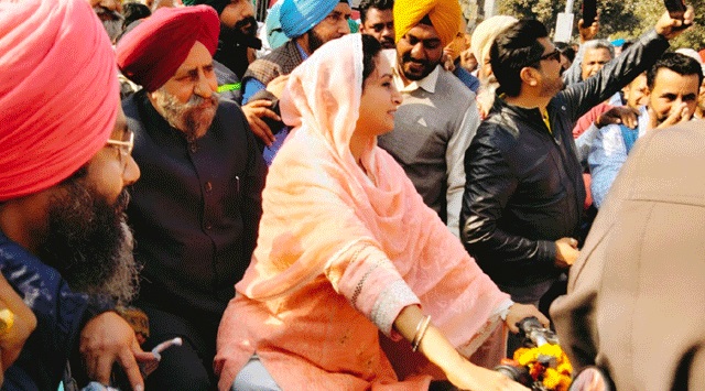 Harsimrat Badal ने चलाया बुलेट, पीछे बैठे दिखे AAP MLA जगरूप गिल