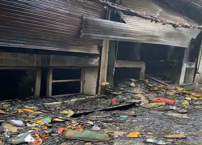 कपड़े की दुकान में लगी भीषण आग, सामान हुआ जलकर राख