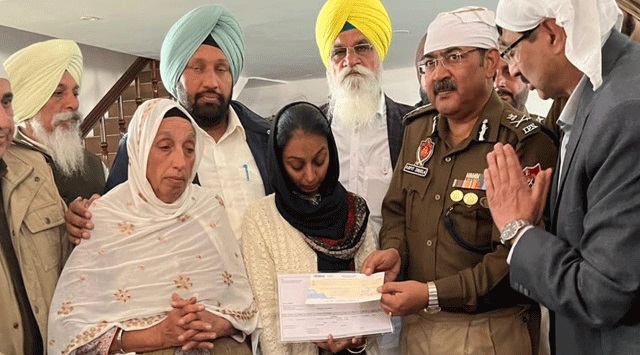 शहीद सिपाही मंदीप सिंह के परिवार को सौंपा गया 2 करोड़ रुपये का चेक