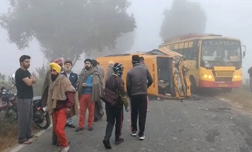 धुंध के कारण स्कूल बस और ट्रक में हुआ भयानक एक्सीडेंट, ड्राइवर और एक बच्चे की मौत