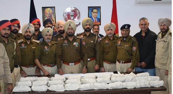 पुलिस और BSF ने भारी मात्रा में हेरोइन सहित 2 को किया काबू