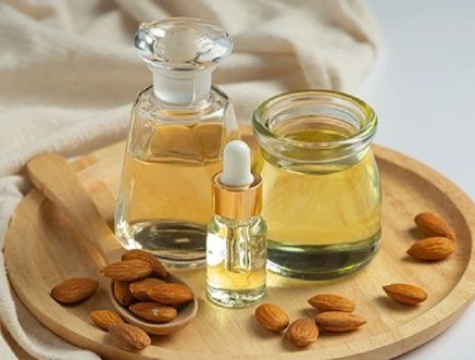 Almond Oil की मदद से पाएं खूबसूरत और निखरी त्वचा, ऐसे करें इसका इस्तेमाल