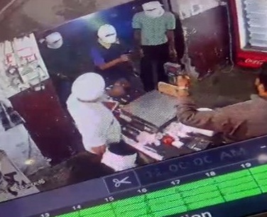 लूटेरों ने पिस्तौल के बल पर दुकान में की लूट, घटना CCTV में कैद