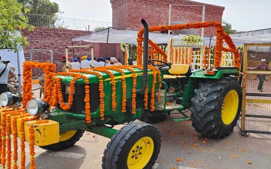 फूलों से सजी इस ट्रैक्टर-ट्रॉली में निकलेगी पूर्व मुख्यमंत्री प्रकाश सिंह बादल की अंतिम यात्रा