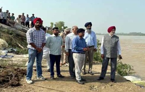 DC Karnail Singh ने गांव में धुसी बांध के ढहने वाली जगह का किया दौरा