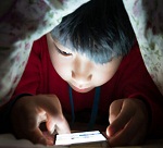 बच्चों को मोबाइल फोन से रखें दूर, वरना हो सकती है बड़ी मुसीबत