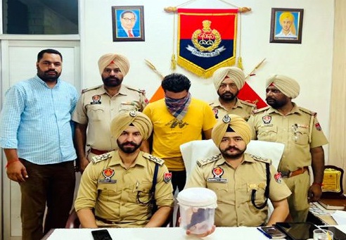 अवैध हथियार रखने के आरोप में व्यक्ति गिरफ्तार, लग्जरी कार भी जब्त