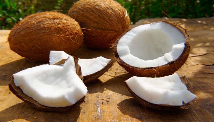 नारियल का सेवन करने से होतें हैं यह 8 स्वास्थ्य लाभ, जानकर हो जायेंगे हैरान