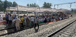 पंजाब में किसानों के आंदोलन ने रोकी रेलगाड़ियों की रफ्तार, 51 गाड़ियां रद्द