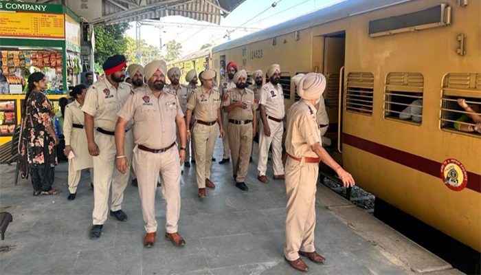 पुलिस ने पंजाब में रेलवे स्टेशनों, भीड़भाड़ वाले बाजारों में चलाया तलाशी अभियान