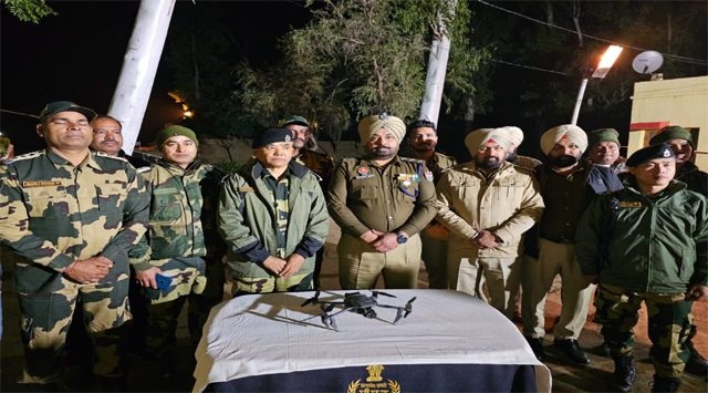 बीएसएफ और पुलिस ने संयुक्त तलाशी अभियान के दौरान एक पाकिस्तानी ड्रोन किया बरामद