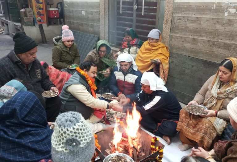 श्री कष्ट निवारण बालाजी मंदिर के प्रांगण में माघ महीनें के पहले दिन विधायक रमन अरोड़ा के परिवार ने करवाया हवन यज्ञ….