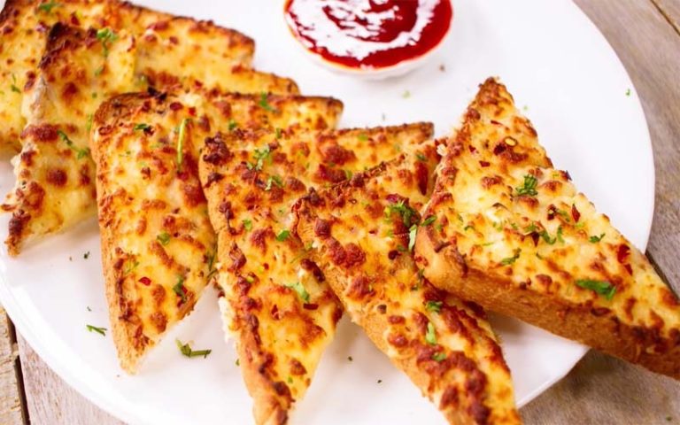 स्वादिष्ट Cheese Chilli Toast करें ट्राय, जाने Recipe