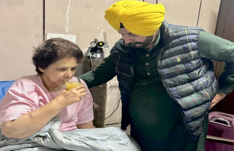 Navjot Singh Sidhu ने अपनी पत्नी Navjot Kaur Sidhu के सफल ऑपरेशन के बाद शेयर की तस्वीर