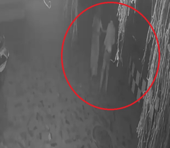 मंदिर में चोरी करने आए चोर ने पुजारी पर किया हमला, CCTV Video आई सामने