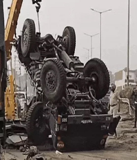 जालंधर- सुच्ची पिंड के पास सेना के ट्रक और ट्रेलर के बीच भीषण टक्कर ,5 जवान घायल